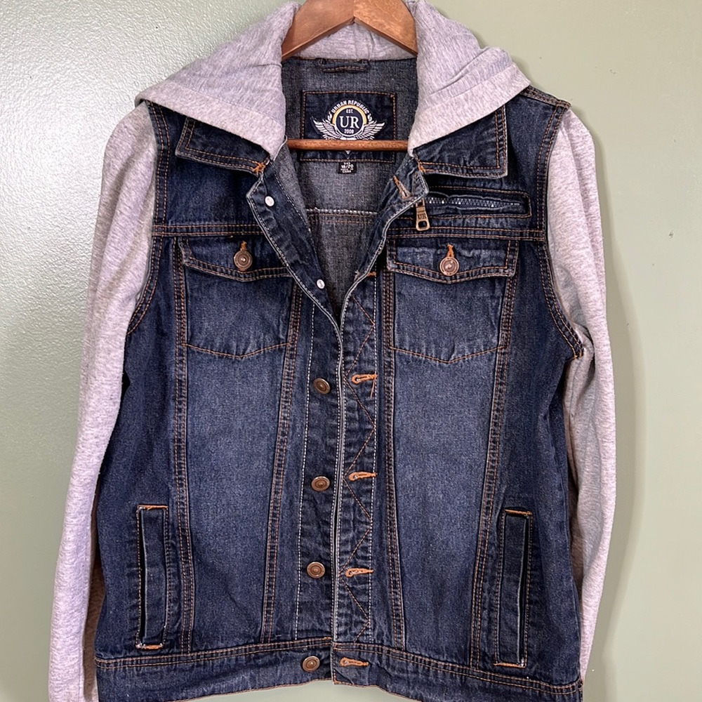 Urban Republic mens denim blue Jean jacket with gray fleece hood and sleeves.